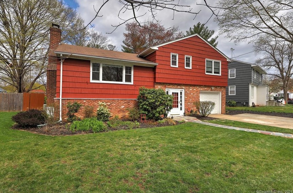 99 Brooklawn Cir, New Haven, CT 06515-2301