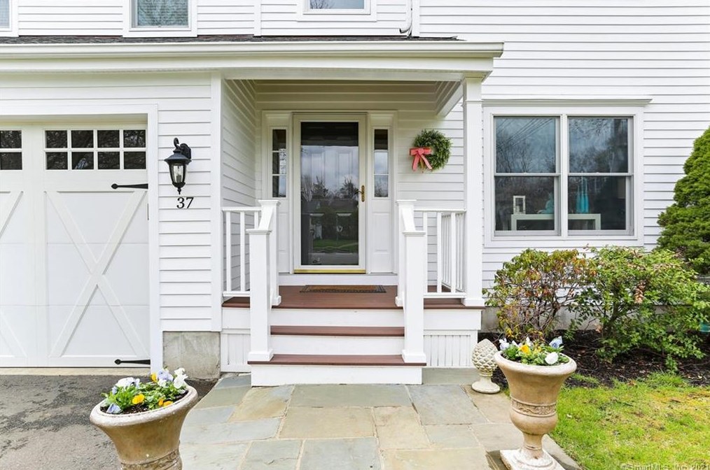 37 Patrick Dr, Fairfield, CT 06824-5611