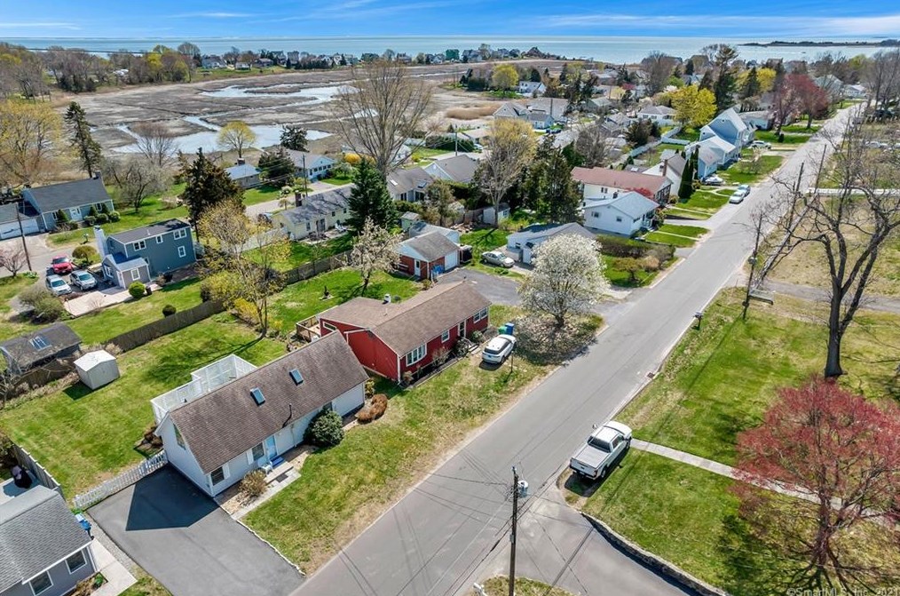 8 Uncas Rd, Clinton, CT 06413