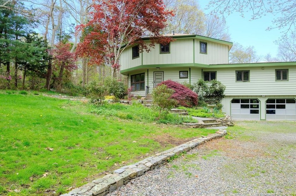 25 Coachman Pike, Gales Ferry, CT 06339