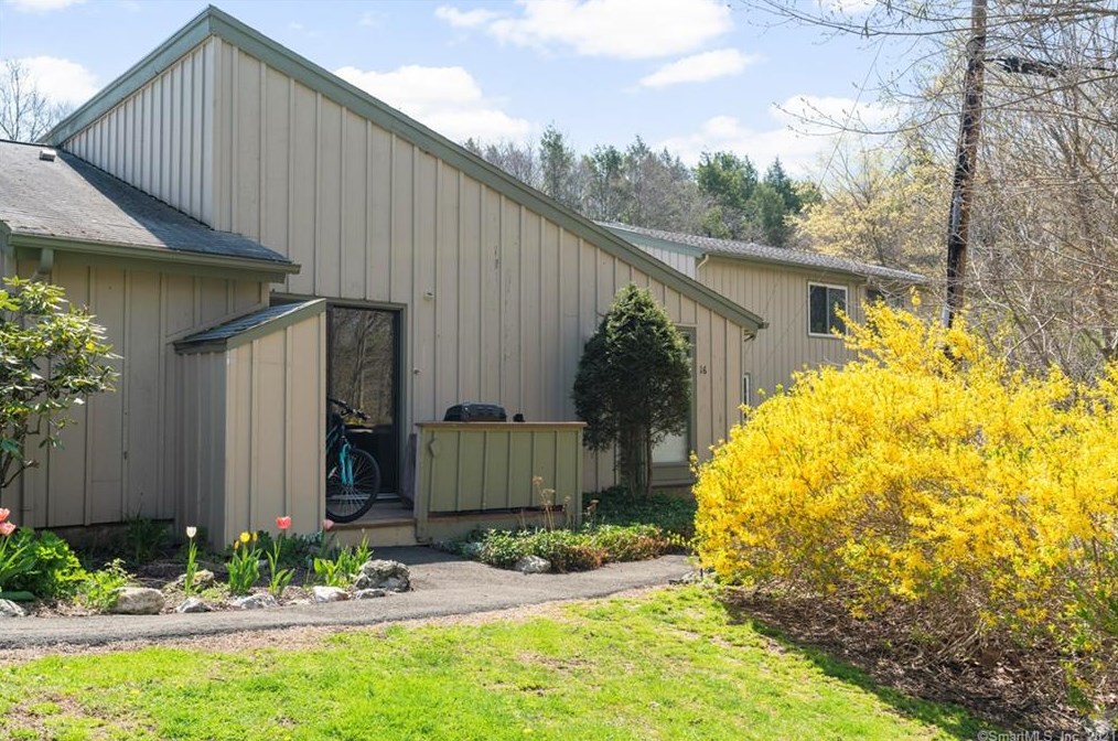 16 Wauwinet Ct, Guilford, CT 06437-1101