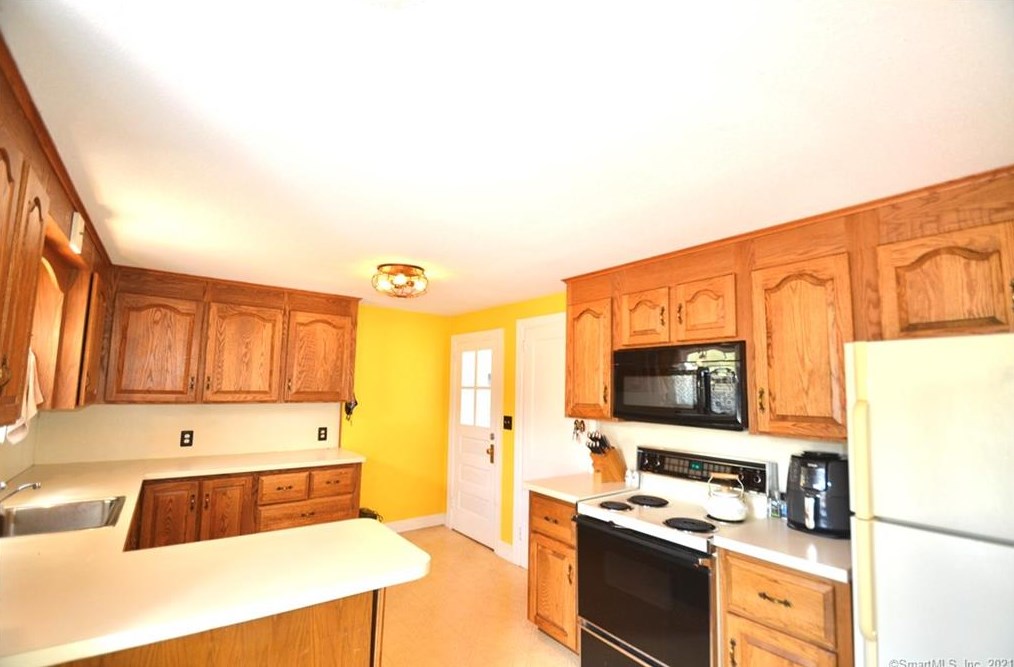 16 Oak Grove St, Manchester, CT 06040