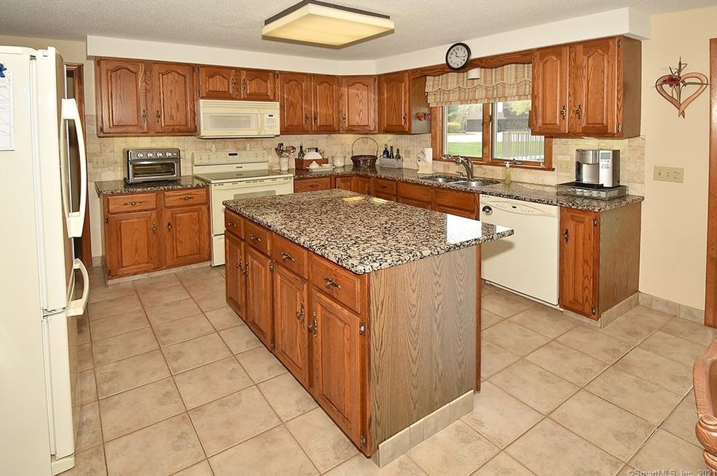 1 Cross St, Cromwell, CT 06416-1650