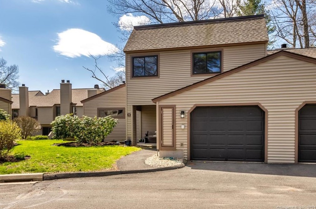 11 Maple Ln #11, Avon, CT 06001
