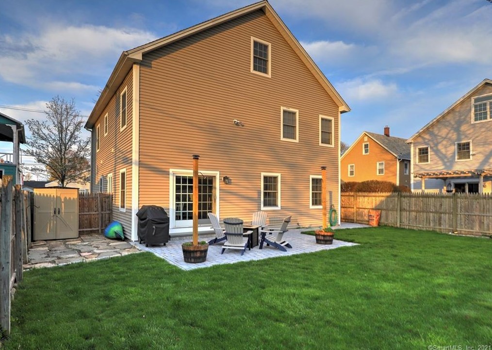 10 Charles St, Milford, CT 06460