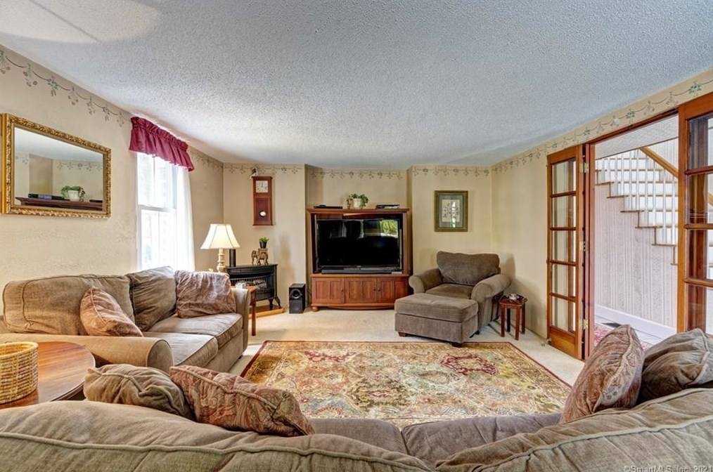 59 Hurlbutt Rd, Gales Ferry, CT 06335