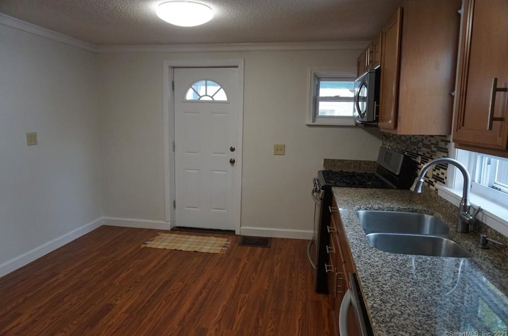 25 Division St, Manchester, CT 06040