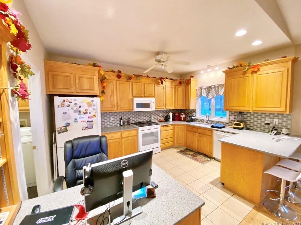 2 Merrigan Ln #2, Windsor Locks, CT 06096