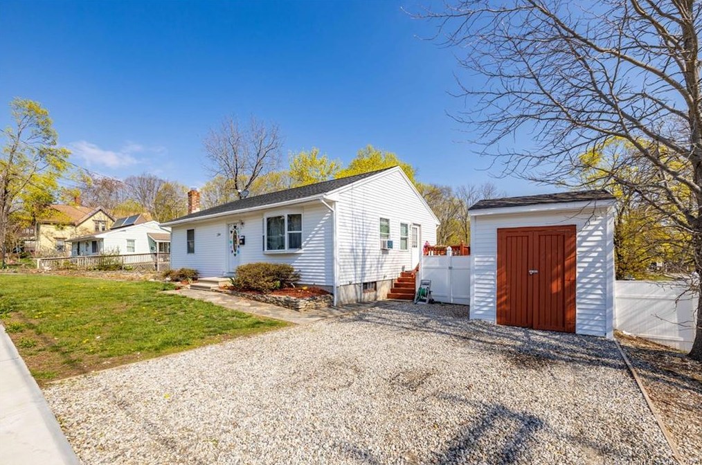 17 Bolivia St, Chestnut Hill, CT 06226-2803