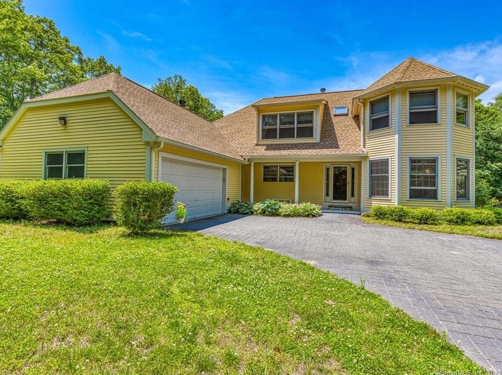 15 Victoria Dr, Deep River, CT 06419