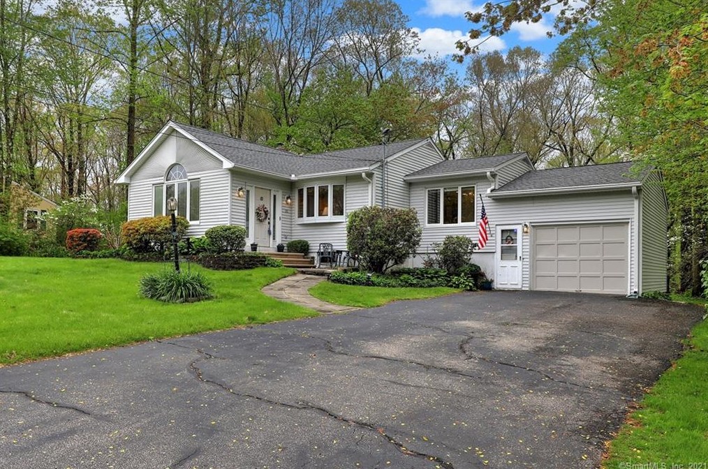 30 Greenwood Dr, Upper Stepney, CT 06468