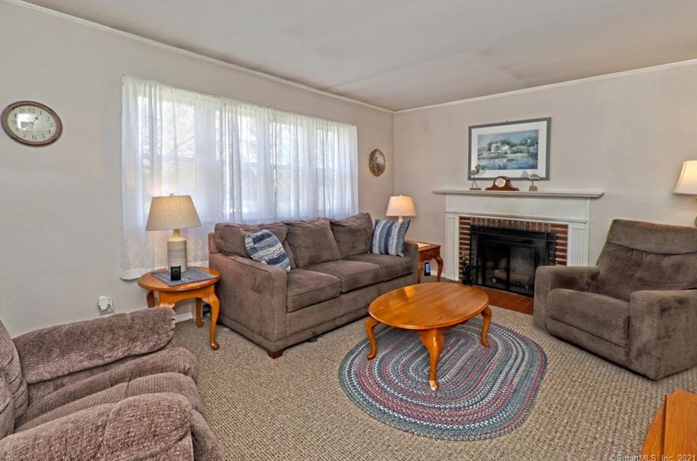 75 Burbank Dr, Stratford, CT 06614-3454