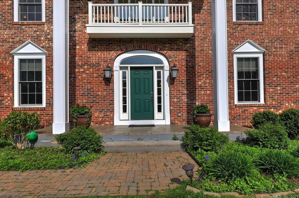 17 Jeremy Garden Ln, New Haven, CT 06525 exterior