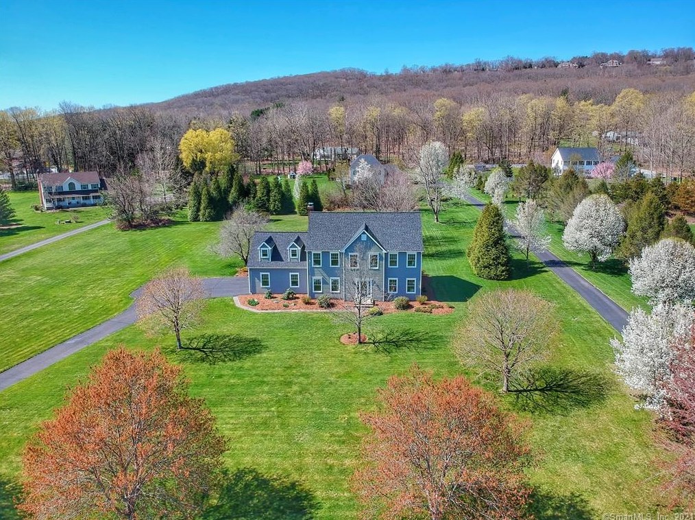 28 Meadowbrook Ln, Woodbury, CT 06798