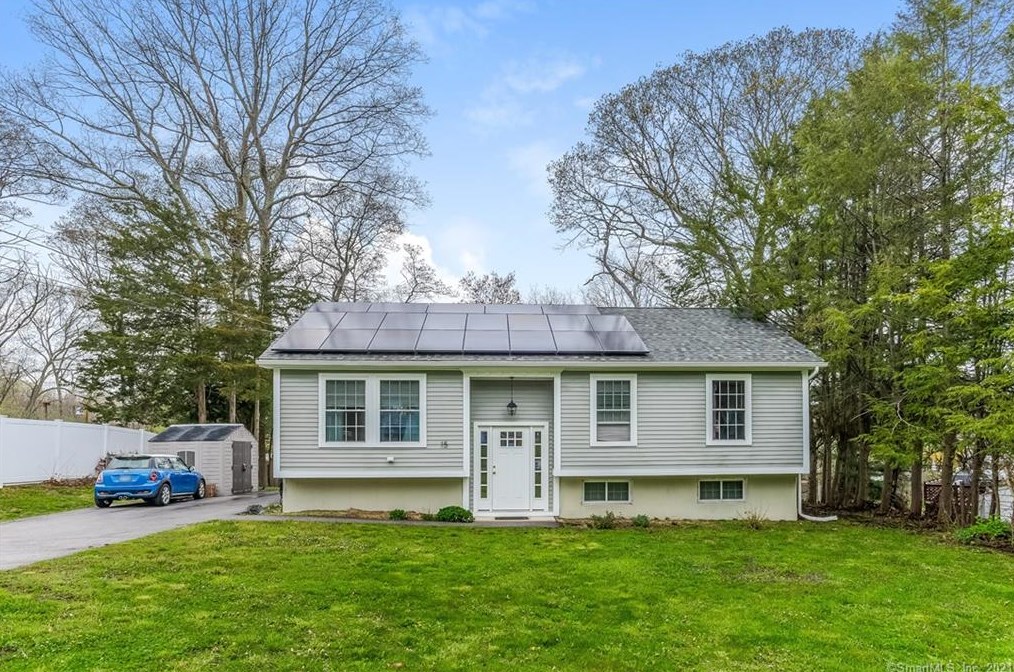 15 Country Club Dr, Gales Ferry, CT 06339