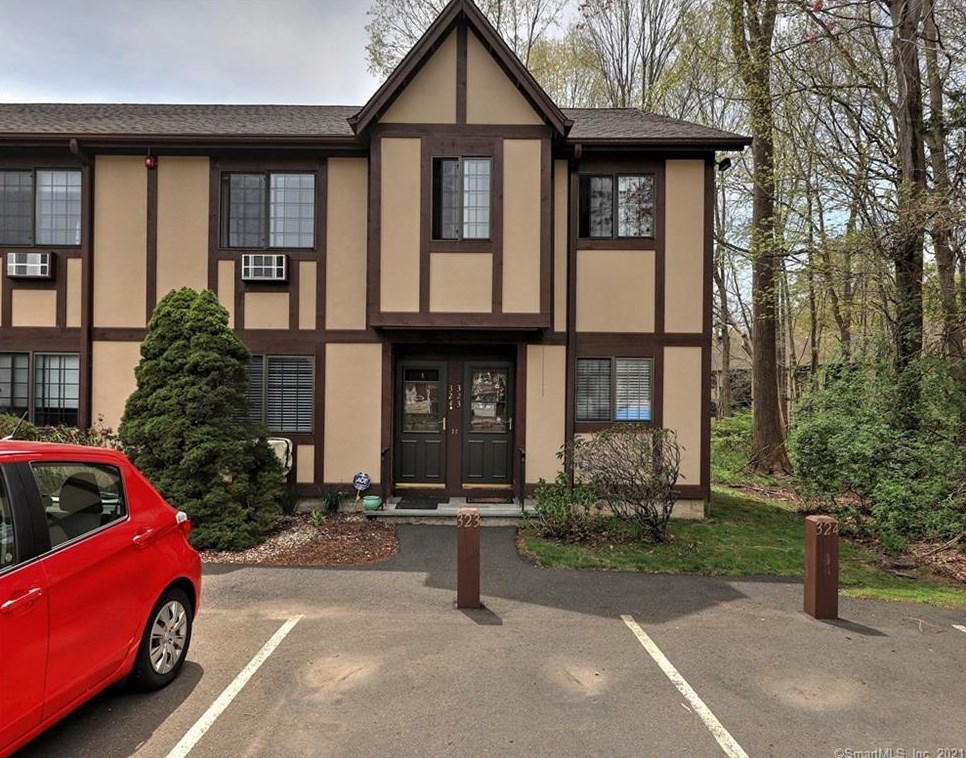 324 Foxwood Ln #324, Milford, CT 06461