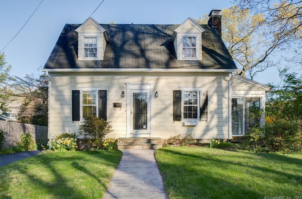 15 Rockland Rd, Fairfield CT  06825-1608 exterior