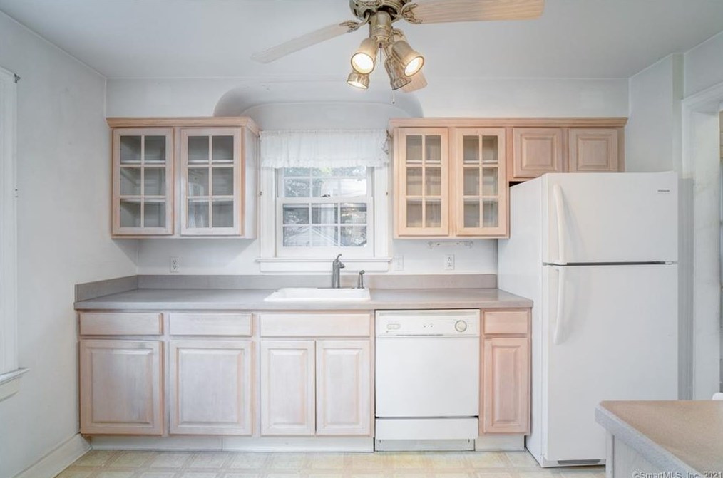 15 Rockland Rd, Fairfield CT  06825-1608 exterior