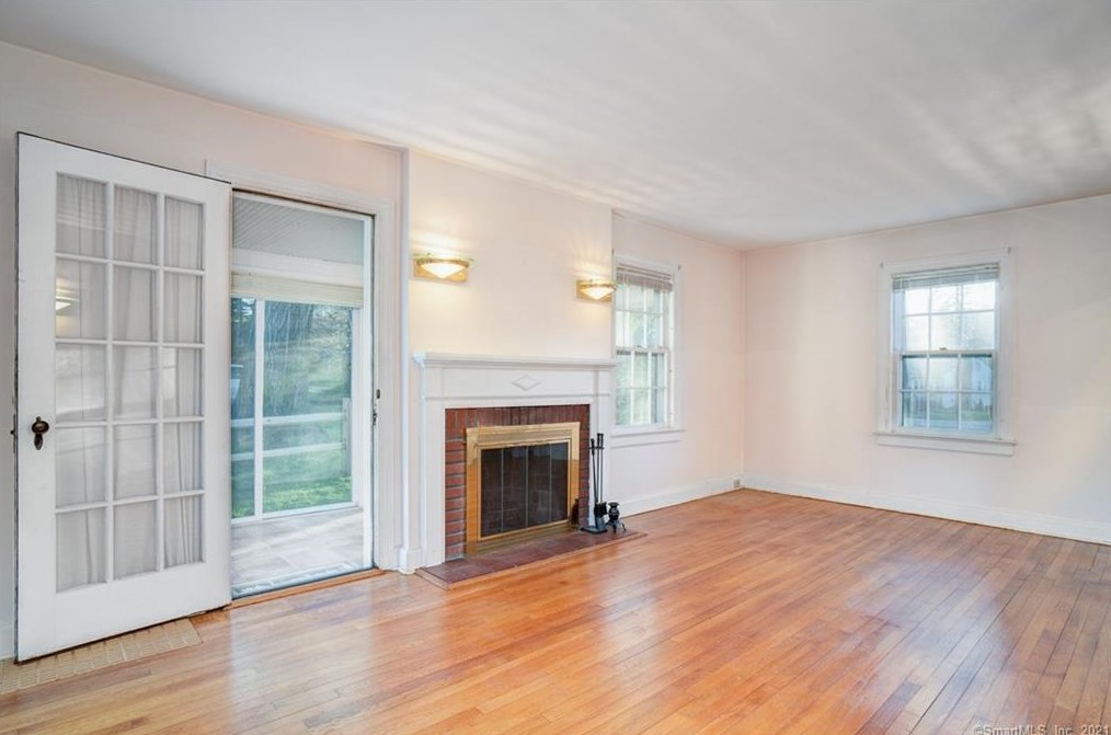 15 Rockland Rd, Fairfield CT  06825-1608 exterior