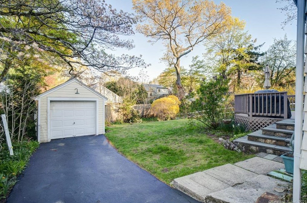 15 Rockland Rd, Fairfield CT  06825-1608 exterior