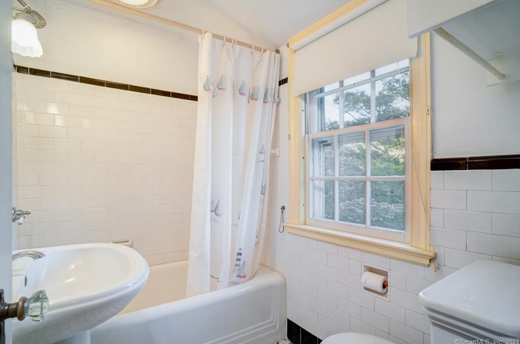 15 Rockland Rd, Fairfield CT  06825-1608 exterior