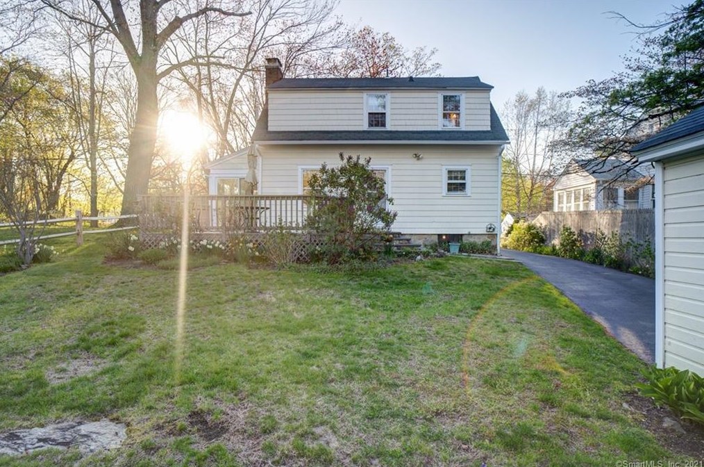 15 Rockland Rd, Fairfield CT  06825-1608 exterior