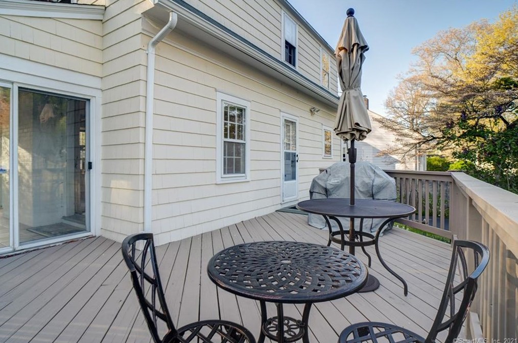 15 Rockland Rd, Fairfield CT  06825-1608 exterior