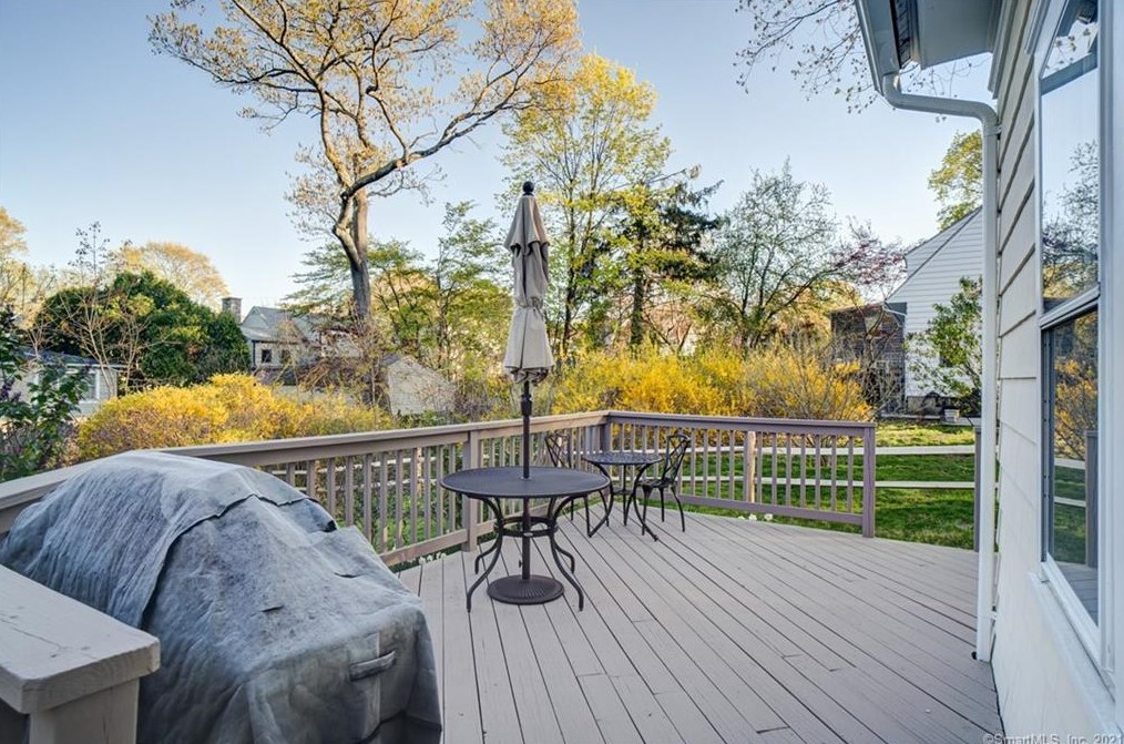 15 Rockland Rd, Fairfield CT  06825-1608 exterior