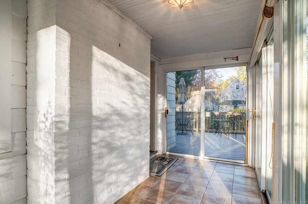 15 Rockland Rd, Fairfield CT  06825-1608 exterior