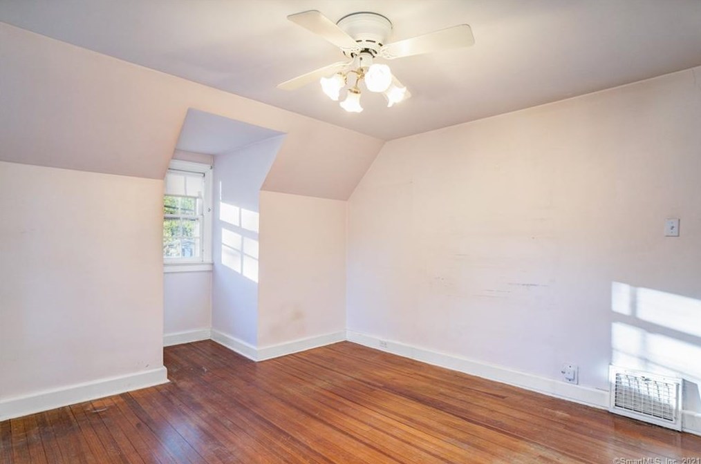 15 Rockland Rd, Fairfield CT  06825-1608 exterior