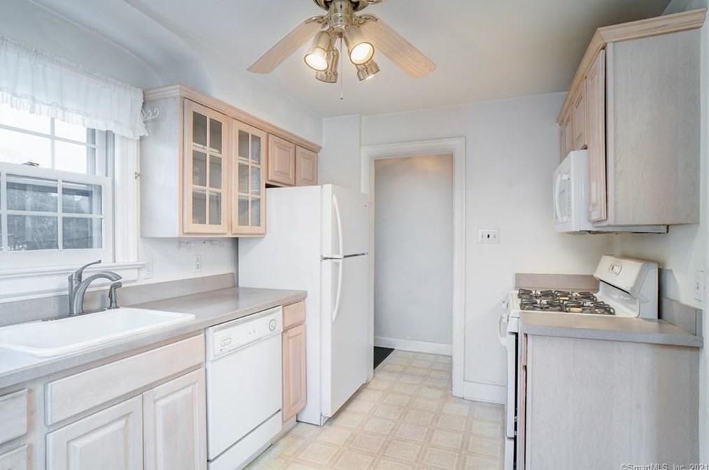 15 Rockland Rd, Fairfield CT  06825-1608 exterior