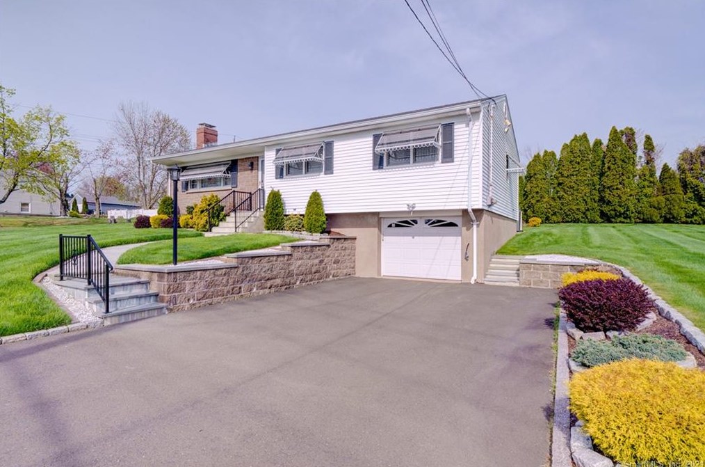 395 Benham Hill Rd, New-Haven, CT 06516 exterior