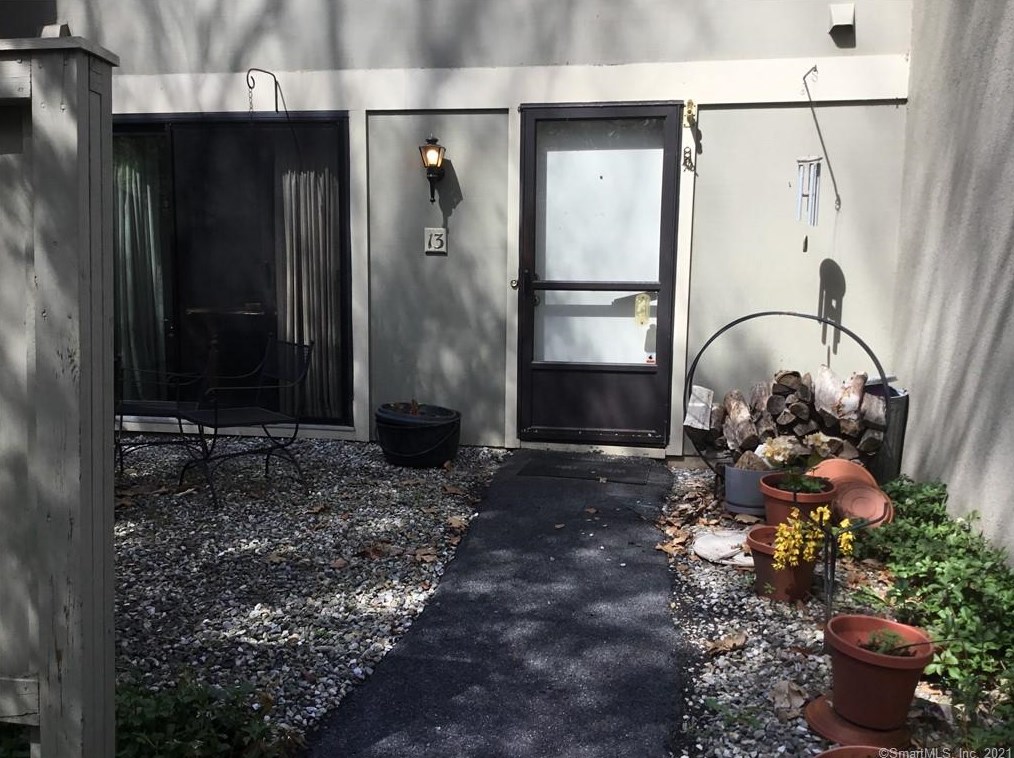 13 Clubhouse Dr #22b, Woodbury, CT 06798