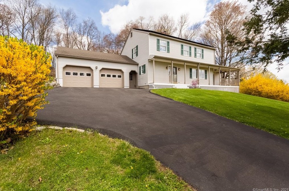 8 Sunnyside Ln, Danbury, CT 06812 exterior