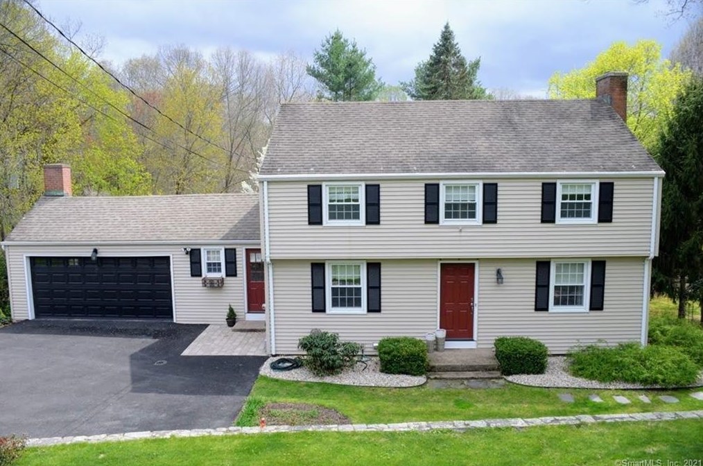 84 Ridgewood Rd, Glastonbury, CT 06033