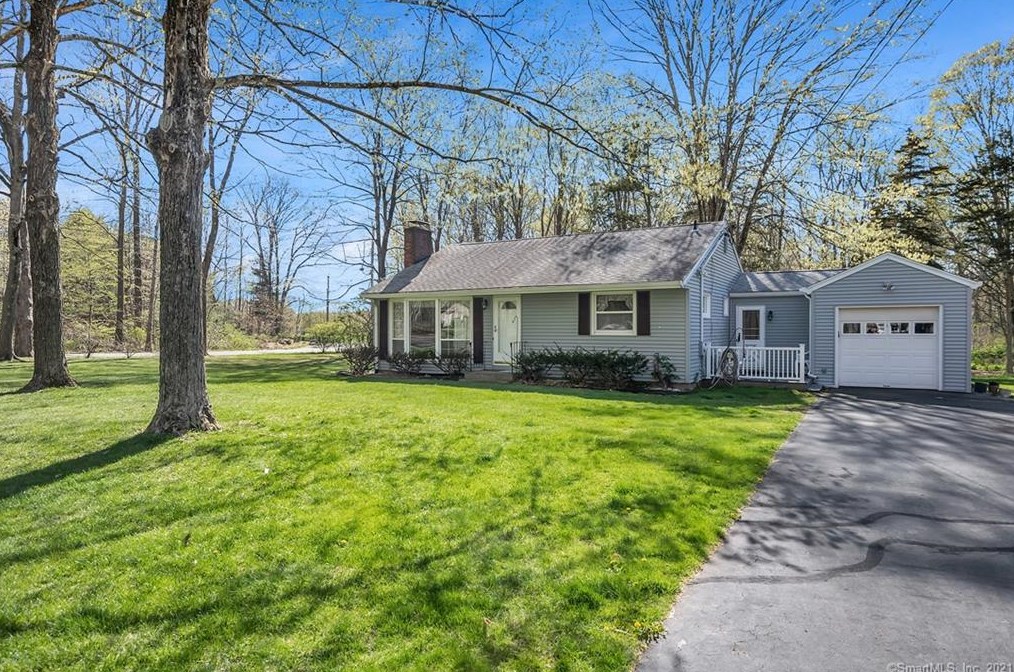 4 David Ln, Northford, CT 06472