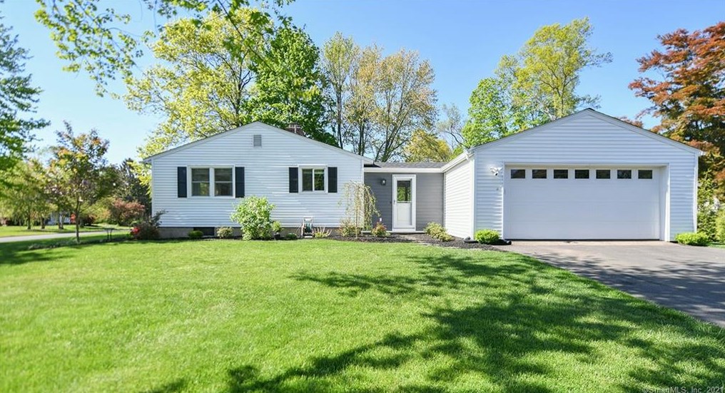 5 Chantil Cir, Cheshire, CT 06410