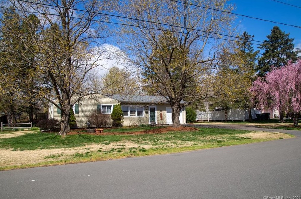 201 Deepwood Dr, Cheshire, CT 06410