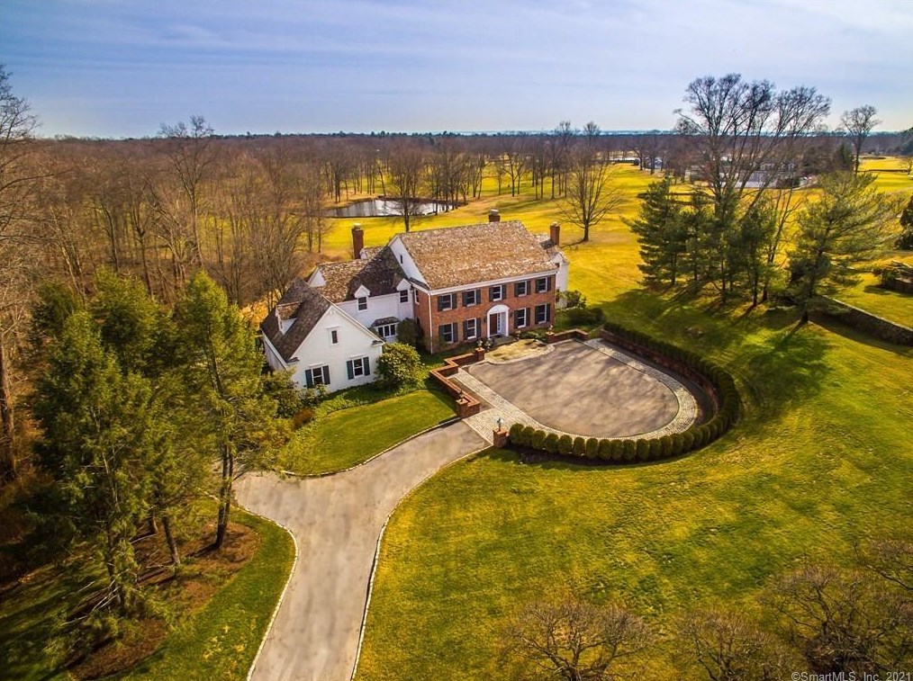 1 Wrenfield Ln, Tokeneke, CT 06820-2201