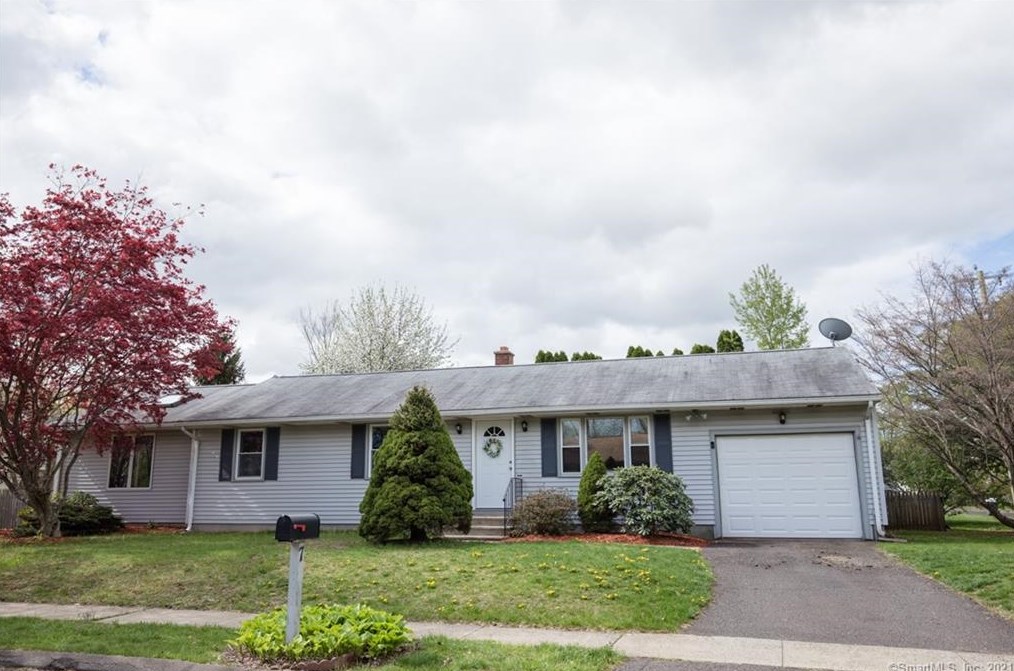 7 Fawn Dr, Meriden, CT 06451-2269