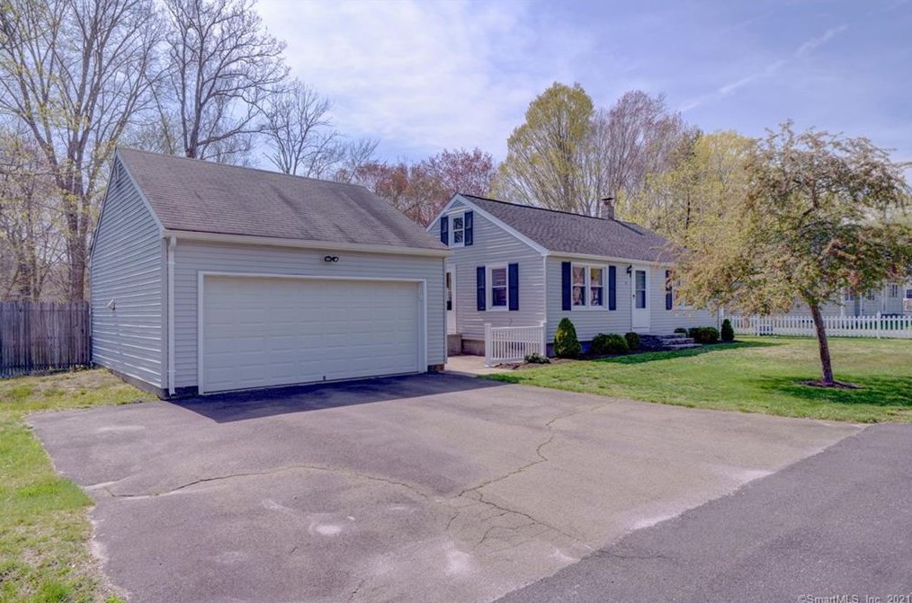 5 Dogwood Ln, Clinton, CT 06413 exterior