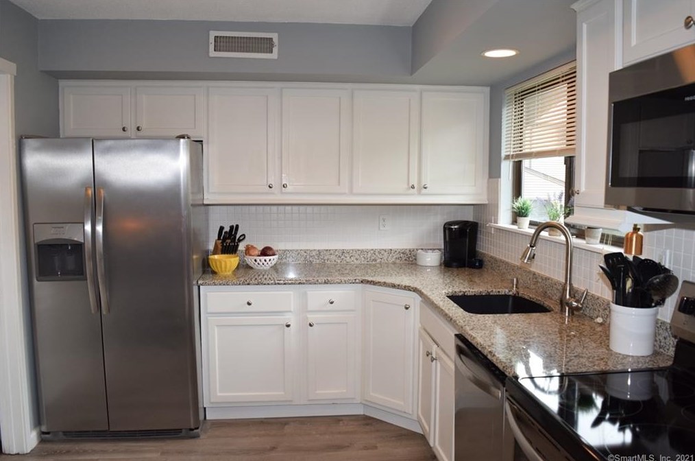 17 Walnut Ln #17, Avon, CT 06001