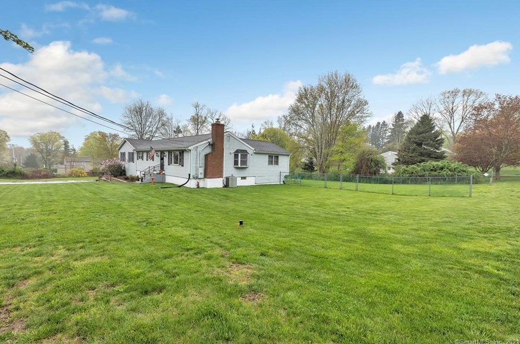 82 Willoughby Rd, Huntington, CT 06484