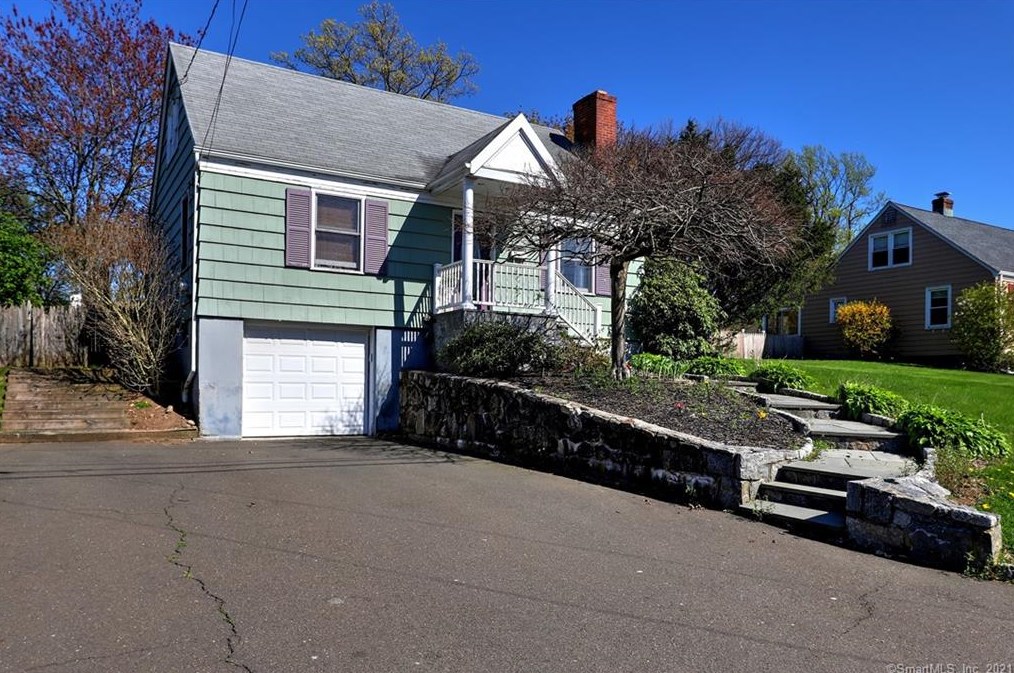 60 Hemlock St, Stratford, CT 06615-7521