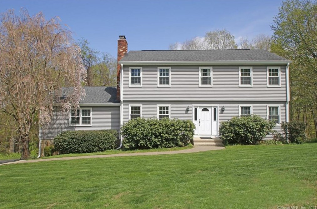 1 Chestnut Knoll Dr, Sandy Hook, CT 06482-1518