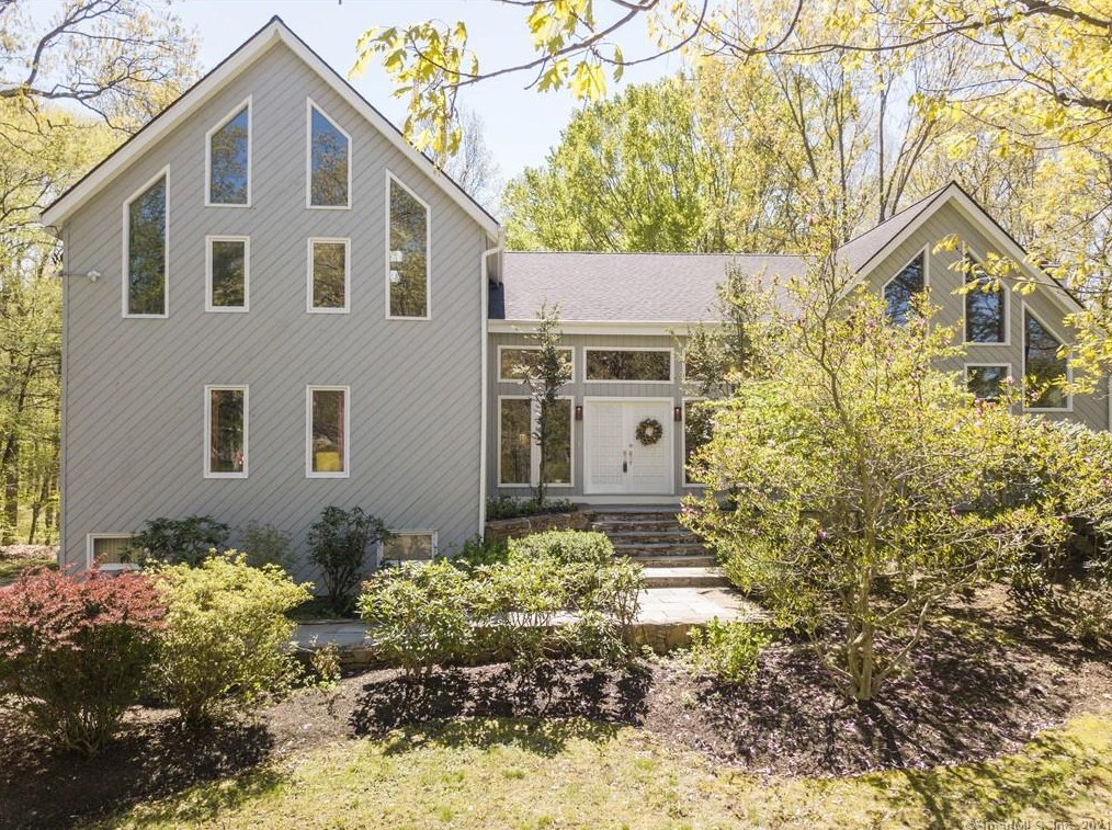 1 Elderberry Ln, Huntington, CT 06484