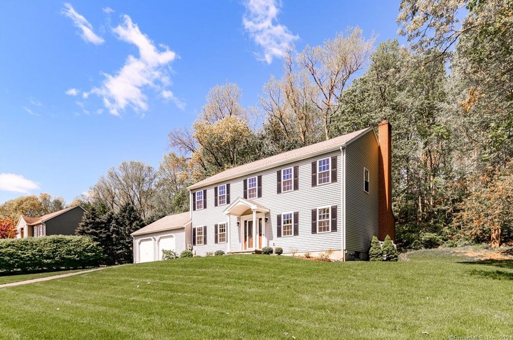 105 Lansdowne Ln, Cheshire, CT 06410