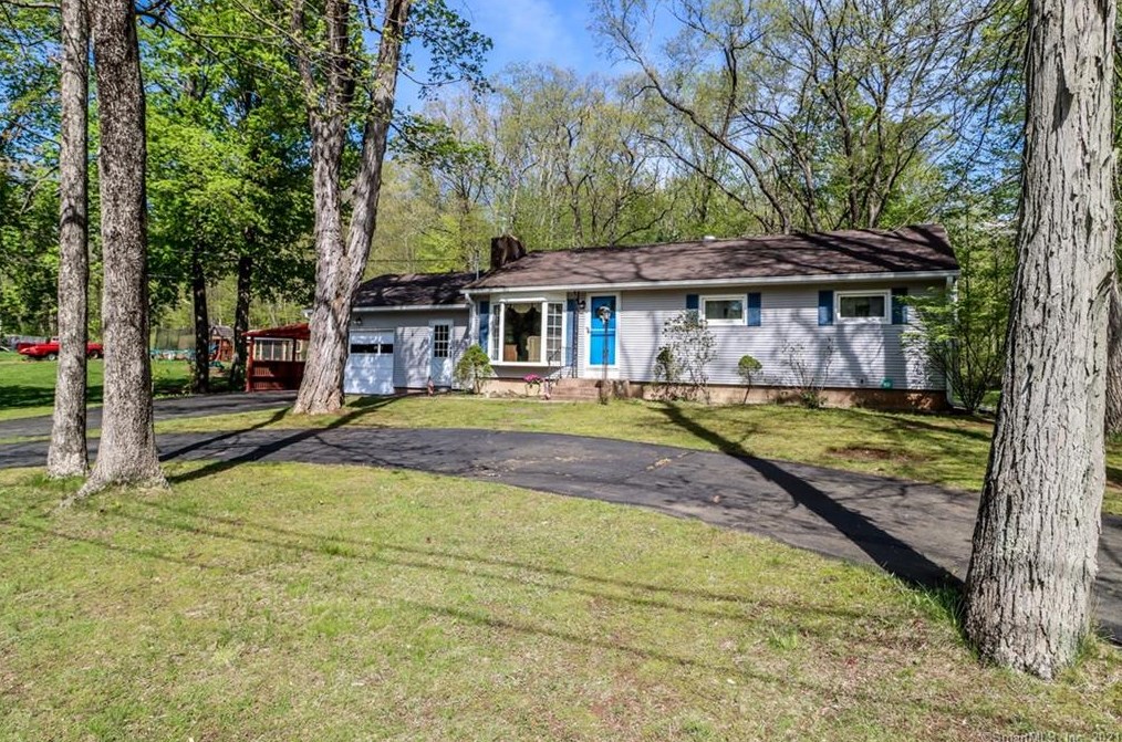 9 David Ln, Northford, CT 06472