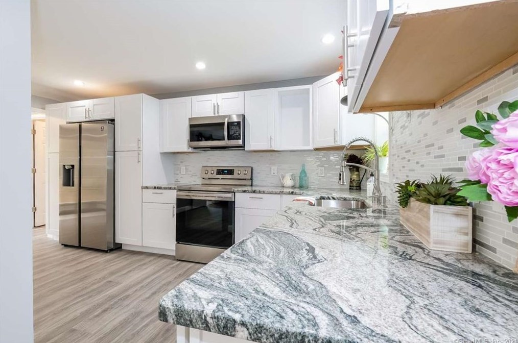 201 Elm Hill Rd, Vernon CT  06066-5213 exterior