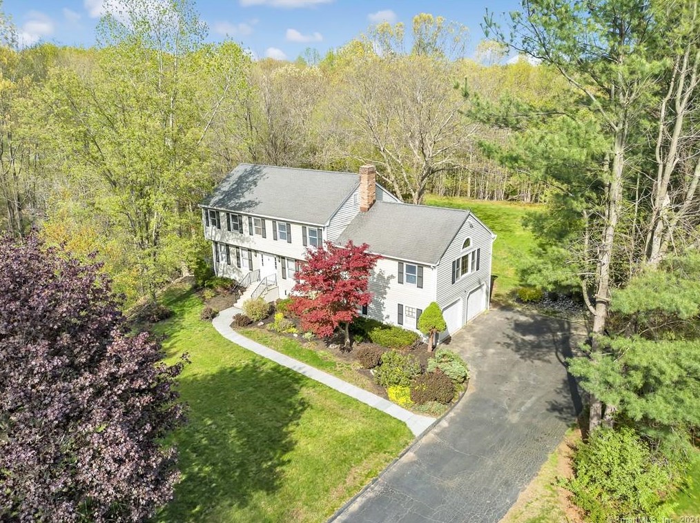 39 Ballaro Dr, Huntington, CT 06484-5150